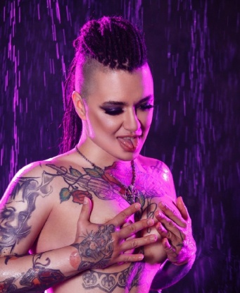 У меня много опыта в этой сфере, поэтому знаю, как доставить удовольствие наивысшего уровня. Я готова предложить тебе широкий спектр услуг - от нежных массажей до воплощения самых сокровенных фантазий. У меня есть отличные отзывы от довольных клиентов, которые говорят обо мне, как об умелой и опытной любовнице. Фото в моем профиле - это подтверждение моей привлекательности и страсти. Так что, если ты ищешь незабываемые встречи и наслаждение, я твоя идеальная выбор. Обещаю, что проведенное со мной время останется в твоей памяти надолго. Открой для себя новые грани удовольствия со мной. 555, 27 лет